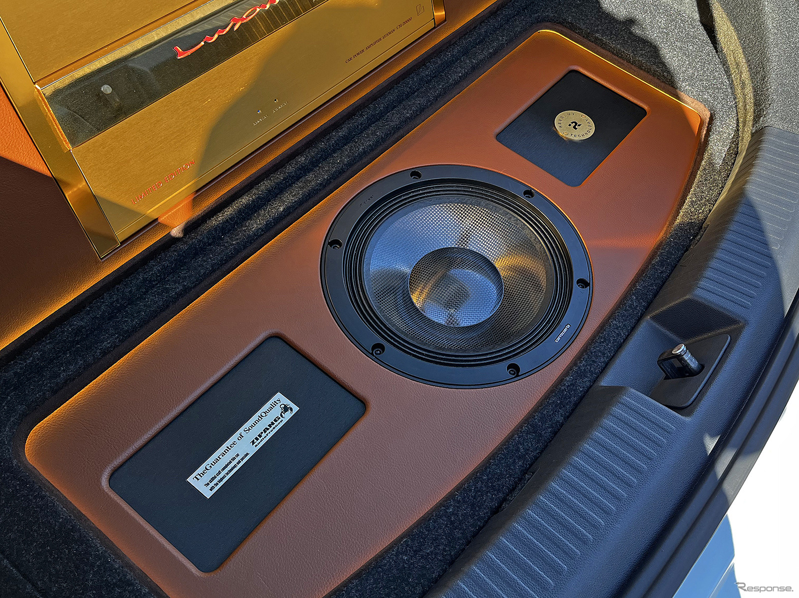 「サブウーファー」が搭載されたオーディオカーの一例(製作ショップ:ジパング<鳥取県>)。