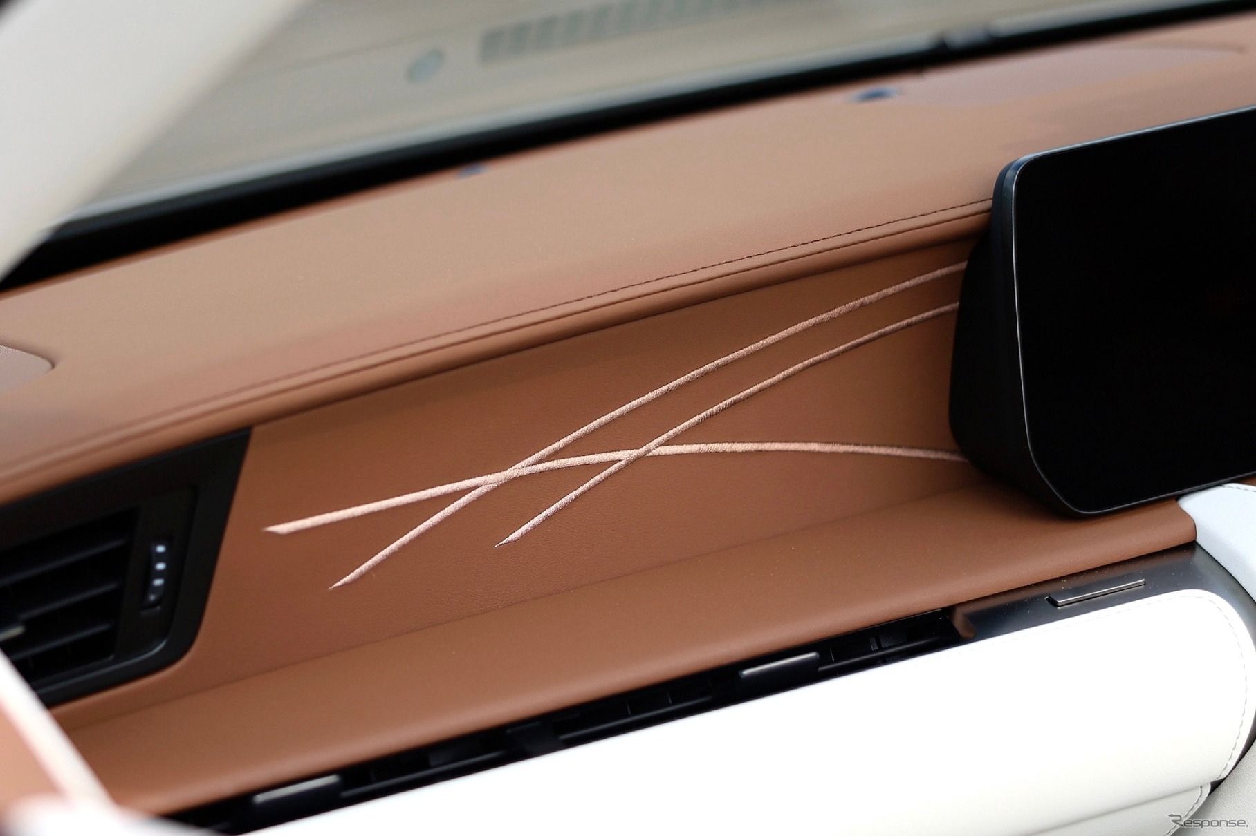 LC特別仕様車専用 グラデーション刺繍（インテリアカラー：サドルタン＆ホワイト）