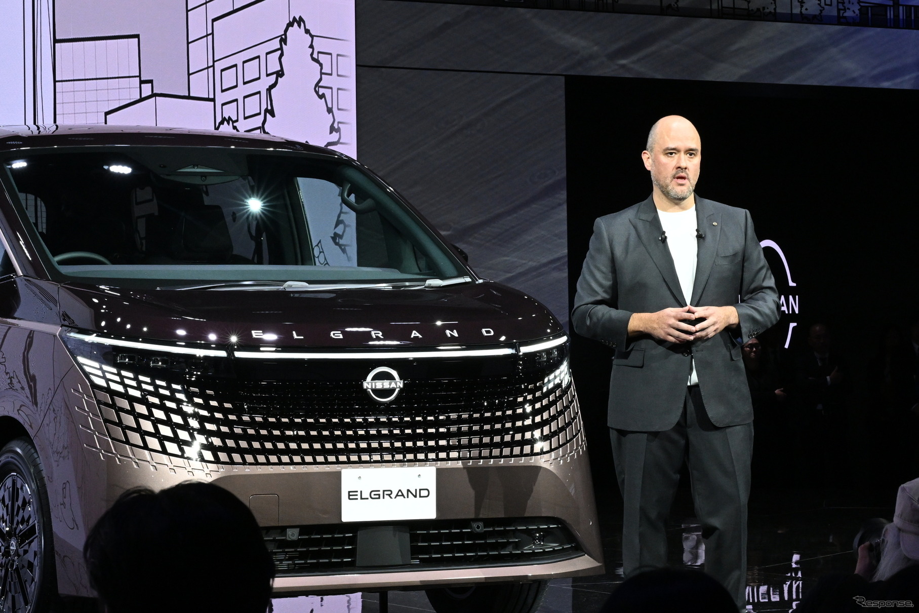 日産 エルグランドとイヴァン・エスピノーサ社長（ジャパンモビリティショー2025）