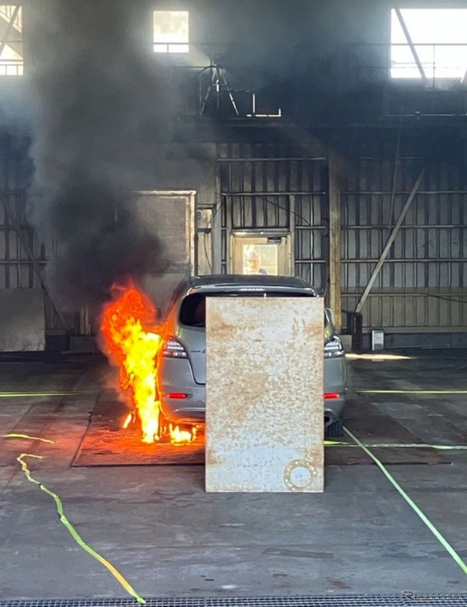 自動車船における車両火災を想定した消火実験