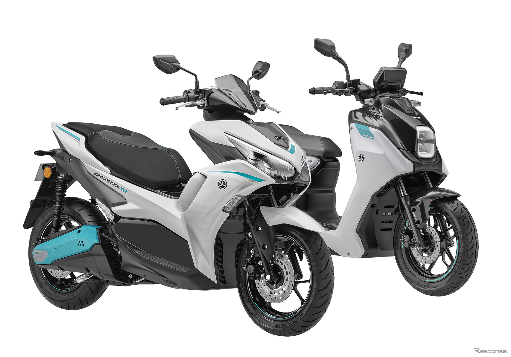 ヤマハ AEROX E（左）とEC-06（右）
