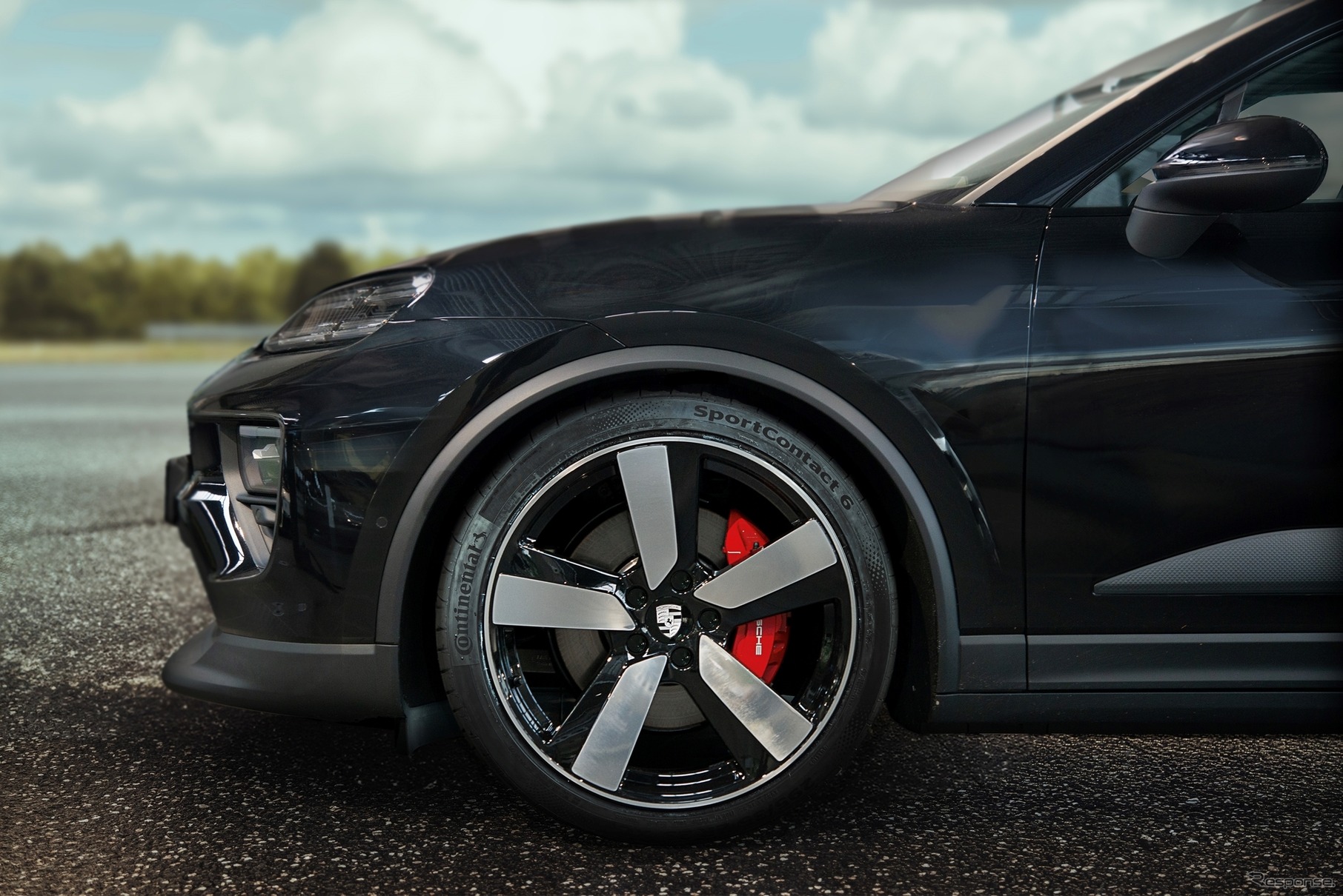 ポルシェ『マカン』新型がコンチネンタル製サマータイヤを純正装着