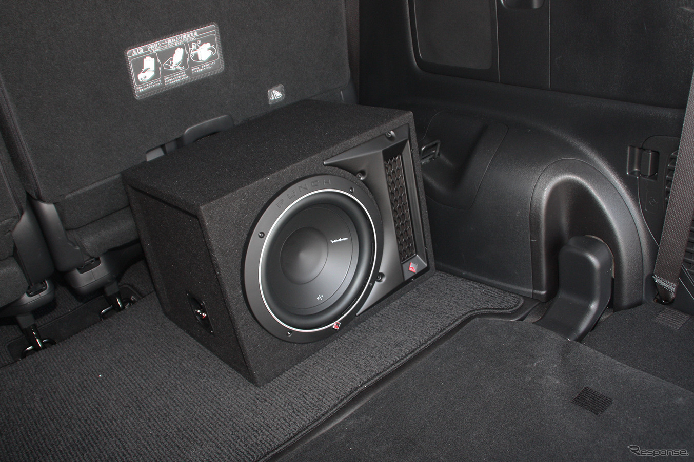 「ボックスサブウーファー（非パワードタイプ）」の取付例（ロックフォードフォズゲート・P1-1x10）。