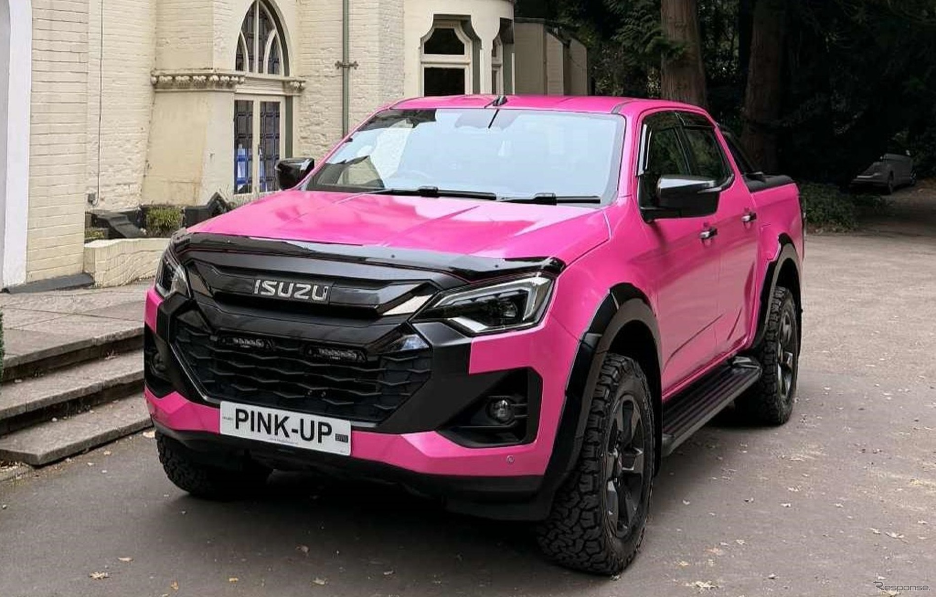 ピンクのいすゞ『D-Max』