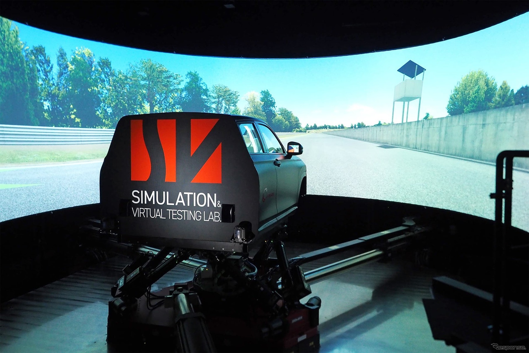 ドライビングシミュレータ「DiM300」