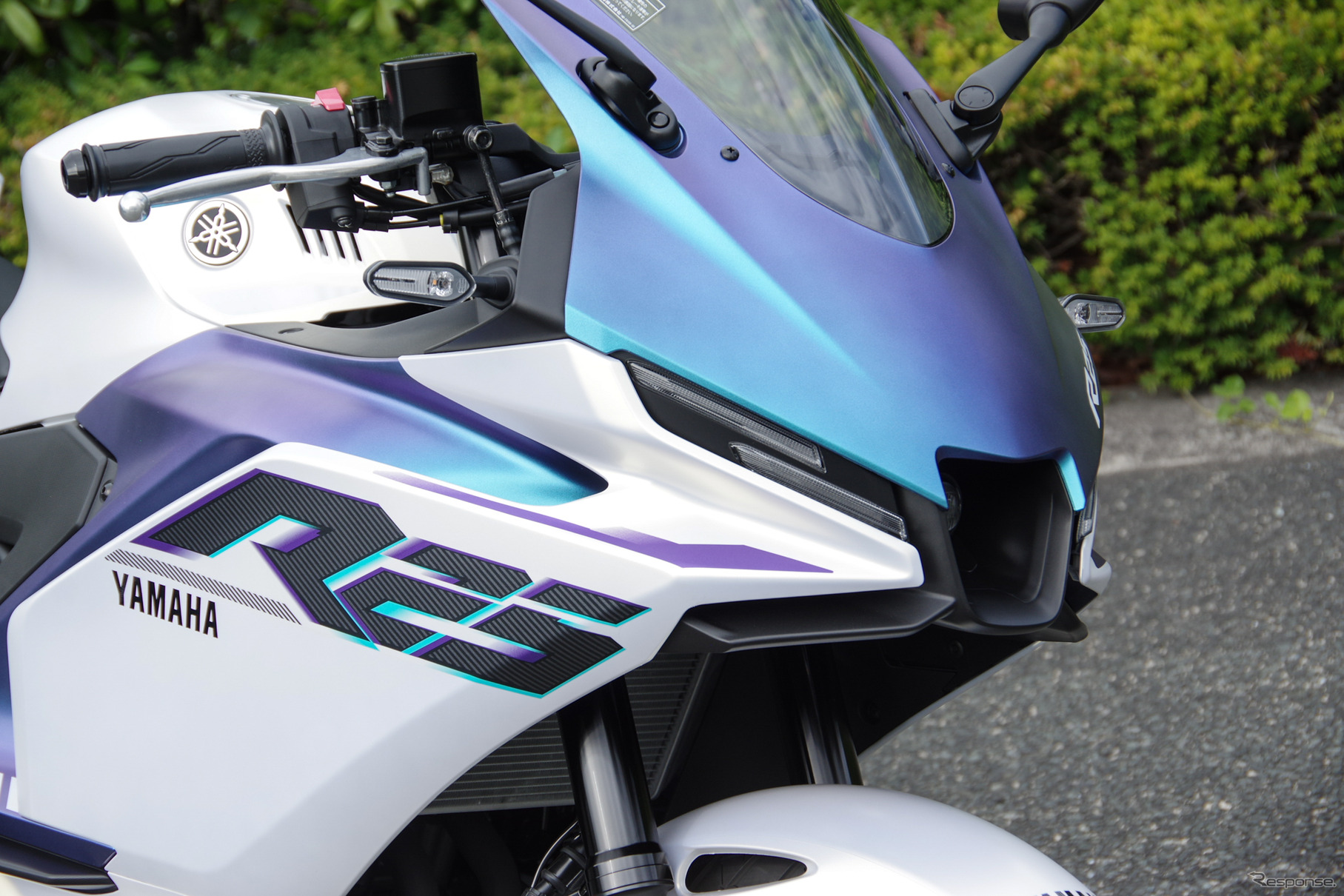 二つの偏光色を大胆にまとった「YZF-R3/25」のマットパールホワイト