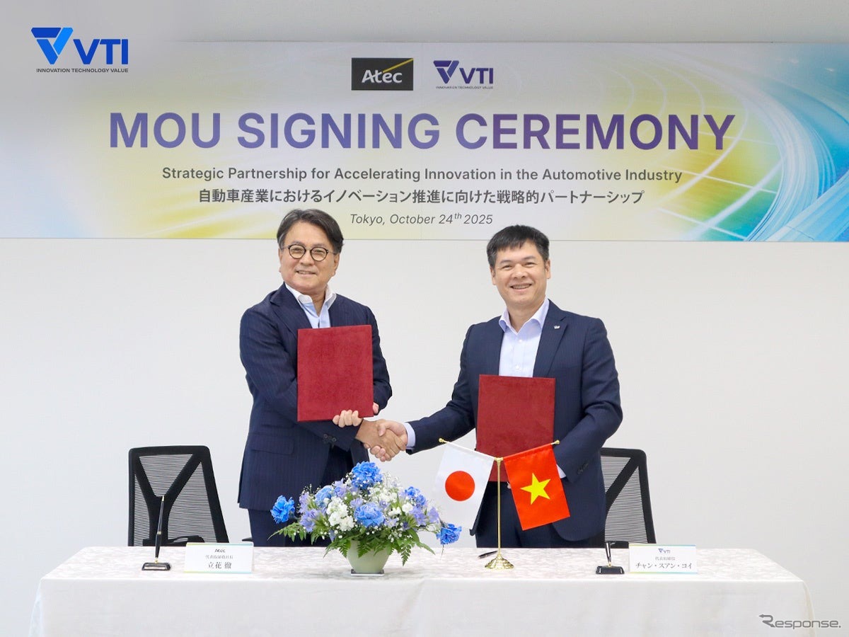 協定締結式で握手し新たなパートナーシップを確立するアテック立花徹社長（左）とVTIチャン・スアン・コイ社長（右）