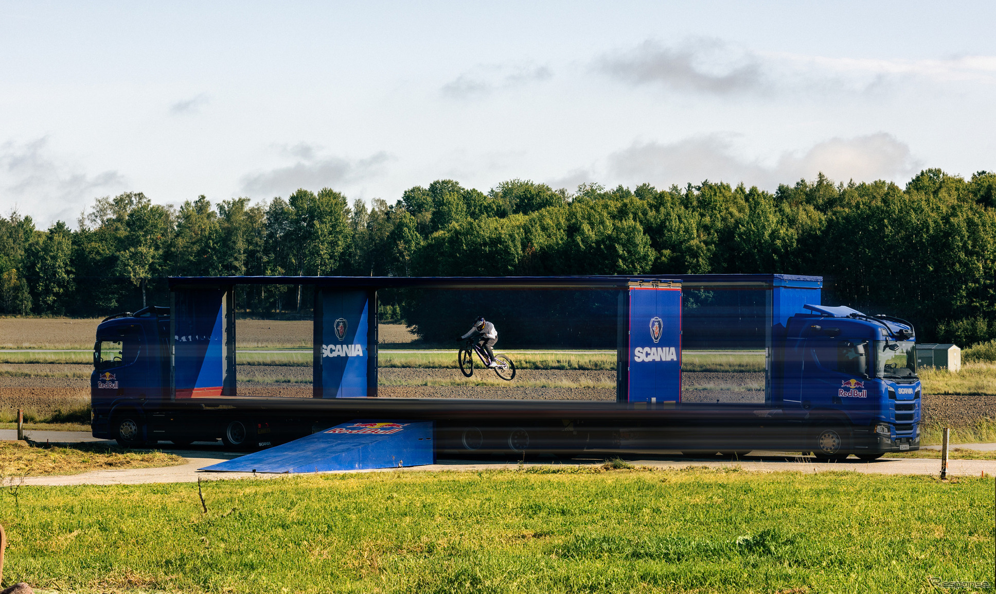 自動運転トラック2台の間を自転車で飛び越える世界初の挑戦に成功したスカニア