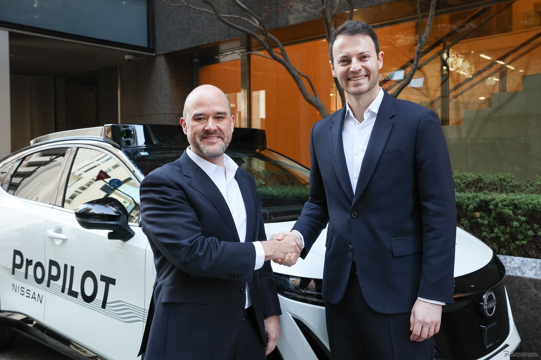 日産のイヴァン・エスピノーサ社長(左)とウェイブ社のアレックス・ケンダルCEO(右)