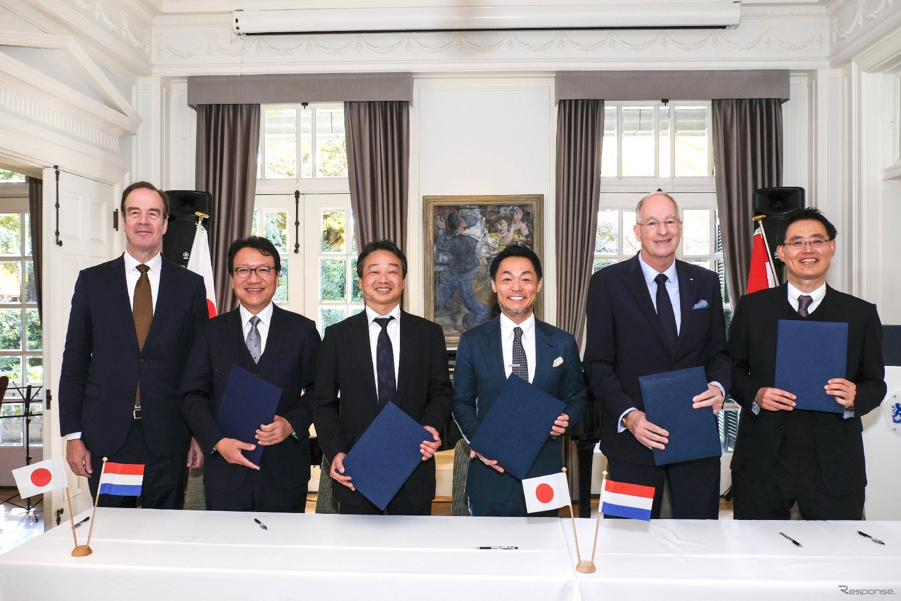 東京・在日本オランダ王国大使館にて、在日オランダ王国大使立ち会いのもと署名式