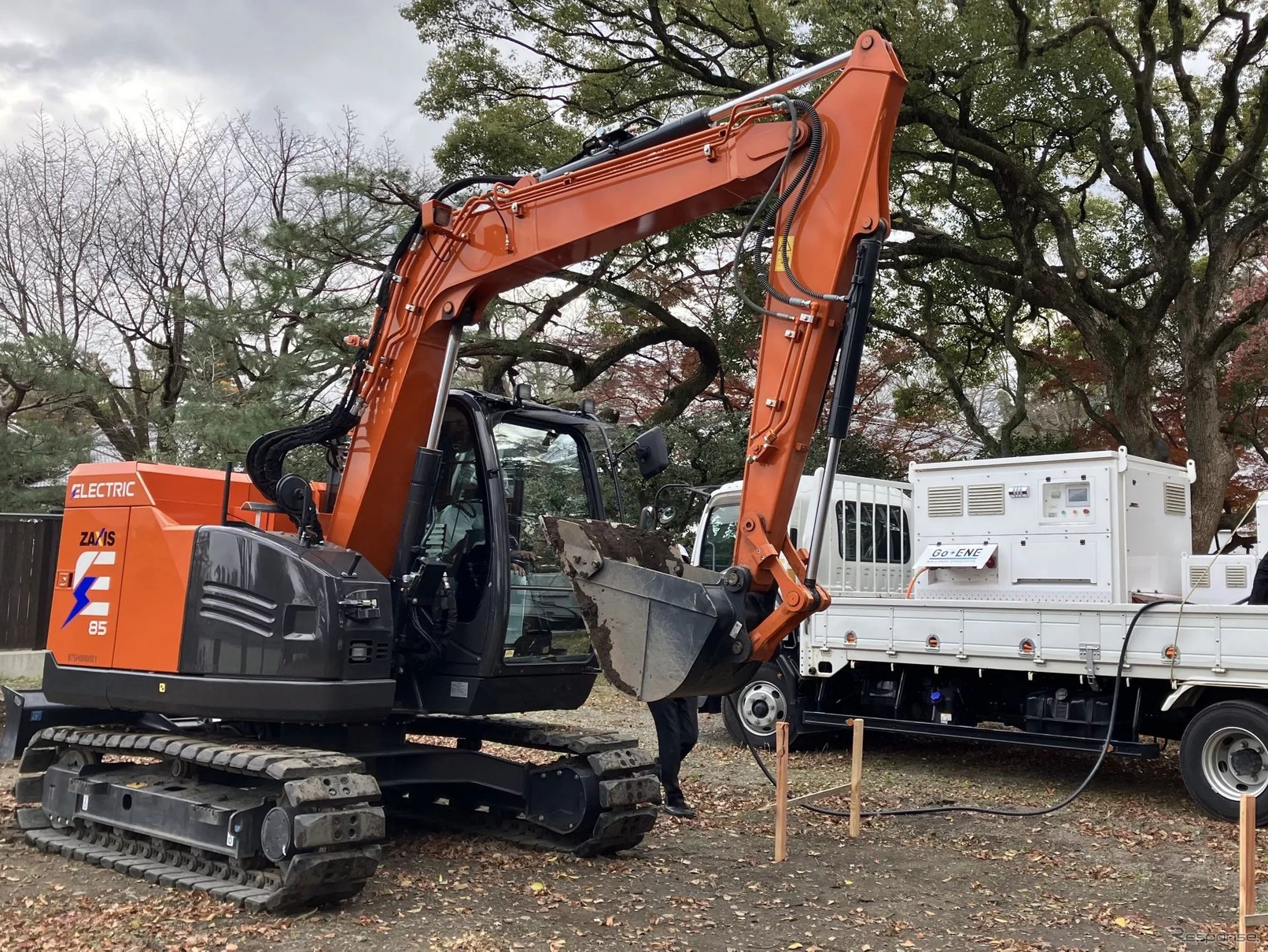 京都御苑で稼働するバッテリー駆動式ショベルZE85と可搬式充電設備「Go-ENE」