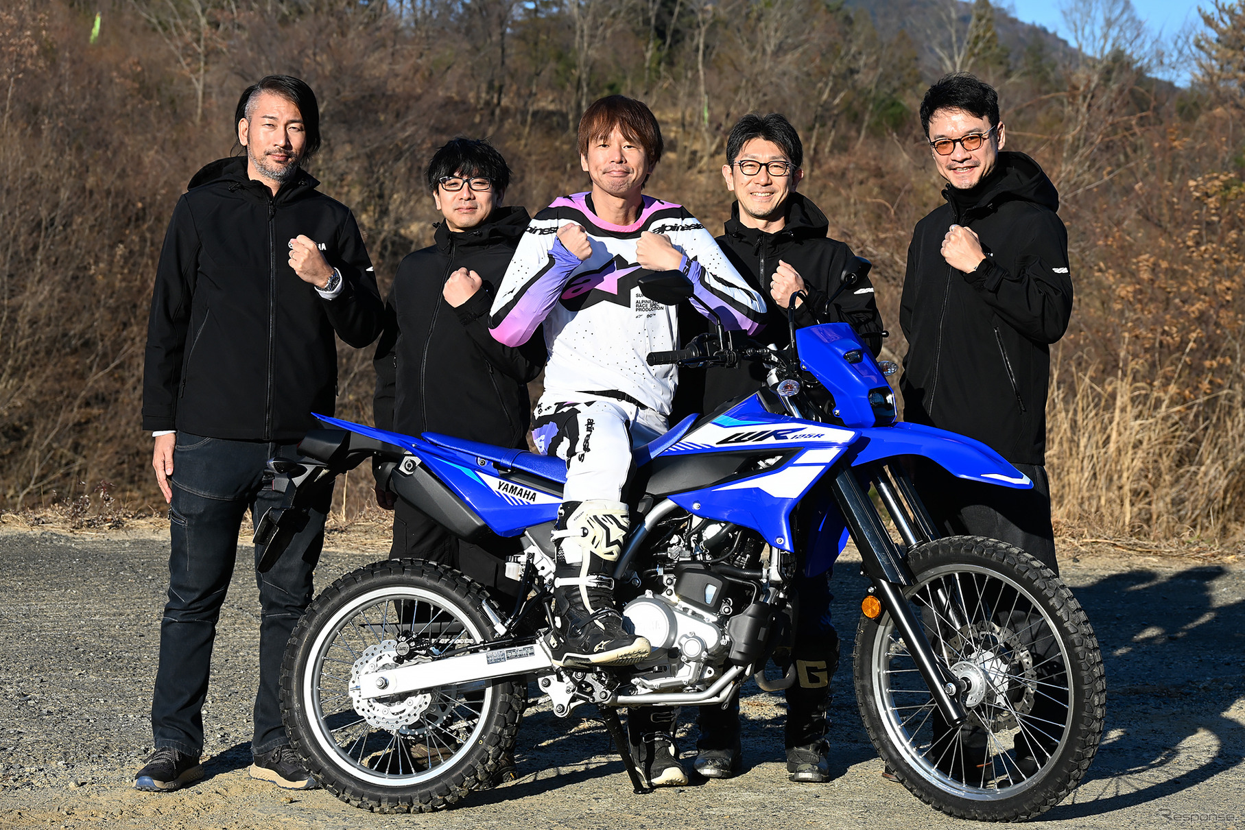 写真左からヤマハ発動機の加藤新氏、片野航氏、筆者（青木タカオ）、ヤマハ発動機販売の松岡大司代表取締役社長、プロダクトデザイン部の北山亮平氏