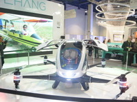 【CES16】人を乗せて500m上昇可能、中国の自律飛行ドローンが登場 画像