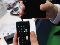【ウェアラブルEXPO16】歩けば充電する発電インソール、10秒ごとに位置情報を発信 画像