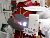 【ウェアラブルEXPO16】シャープの超小型レーザープロジェクター、IoT時代の埋め込みデバイスに 画像