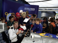 ハッキネンがジョニー ウォーカー大使に 画像