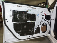 【プロショップへ行こう】スピーカー装着における匠の技術パート3…デッドニングで“裏側の音を閉じ込める” 画像