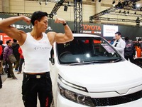 【東京オートサロン16】トヨタブース、マッチョなコンパニオンが登場!? 画像