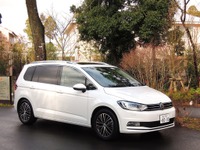 【VW ゴルフトゥーラン 新型】飛躍的に進化した足元空間のゆとり…新旧パッケージング比較 キャビン編 画像