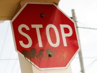 【新聞ウォッチ】道路標識もグローバル化？　一時停止「止まれ」から「STOP」検討 画像