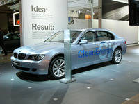 【ロサンゼルスモーターショー06】BMWが水素内燃式エンジンにこだわる理由 画像