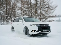 三菱 アウトランダーPHEV 開発車両に乗ってみた…さらに改良「コントローラブルで速くなる」 画像