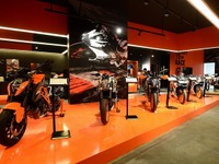 KTM、バンコクに大型ショールーム開設 画像