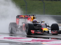 【F1】ピレリがウエットタイヤをテスト、レッドブルは暫定カラーで走行 画像
