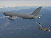 ボーイングと米空軍、KC-46A第1回給油フライトに成功 画像