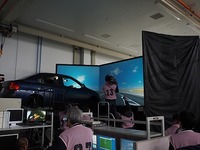 東北大学、ドライビングシミュレーターを使って逆走対策の走行実験を実施 画像