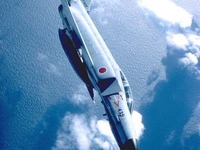 自衛隊機が! 福祉施設に駐車中のクルマとバスを機銃掃射? 画像