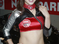 【大阪オートメッセ16】コンパニオン…NGKスパークプラグ 画像