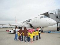 JALとベネッセ、東北3県の小学生をチャーター便体験飛行とお仕事見学に招待 画像