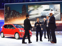 【ジュネーブモーターショー16】VWのカンファレンスで壇上に乱入者、手には「偽装装置」 画像