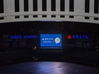 デルタ航空、ヤンキースタジアムに大型の立体文字看板を新設 画像