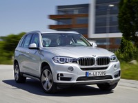 BMW X5/X6、レーンチェンジウォーニングとアクティブプロテクションを標準装備 画像