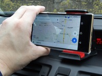 上海問屋、片手で設置できるクリップ型車載用スマホホルダーを発売 画像