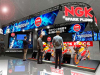 【東京モーターサイクルショー16】日本特殊陶業、NGKプラグ装着のMotoGPマシンを展示 画像