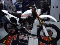 【大阪モーターサイクルショー16】オフロード愛を感じるカスタムで大盛況…ダートフリーク 画像