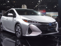 【ニューヨークモーターショー16】プリウス PHV 新型発表…デザイン差別化、EV航続60kmに 画像