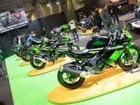 【東京モーターサイクルショー16 動画】カワサキ、世界王者「ZX-10R」を讃えるKRTカラー先行投入 画像