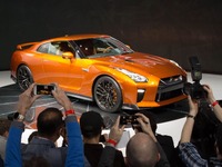 【ニューヨークモーターショー16】日産 GT-R 2017年型、内外装の進化を見る 画像