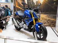 【東京モーターサイクルショー16 動画】BMW初のスモール「G310R」公開、電動マキシスクーターも 画像