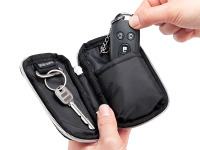 サンワダイレクト、カラビナ用リング付きのスマートキーケースを発売 画像