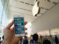 「iPhone SEは懐かしいサイズ感」アップルストア発売初日レポート 画像