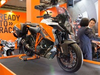 【東京モーターサイクルショー16 動画】KTM、スポーツツアラーの新境地「1290スーパーデュークGT」と進化版「690デューク」投入 画像