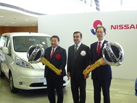 日産ゴーン社長「EVは復興力を高める」…福島県の2施設に e-NV200 を寄贈 画像