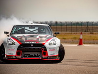 日産 GT-R、高速ドリフト走行のギネス新記録…304.96km/h 画像
