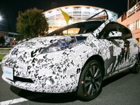 【動画追加】日産、ドライバーの脳波を解析する リーフ を制作…運転感覚をフキダシで路面に投影 画像