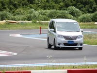 東洋ゴム、ミニバン専用タイヤ トランパスシリーズ体感試走会を全国3会場で開催 画像